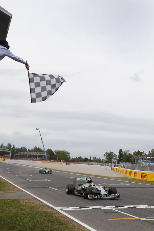Lewis Hamilton y Nico Rosberg cruzan la meta en España