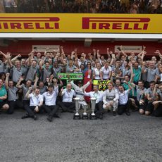 El equipo Mercedes celebra el doblete en España