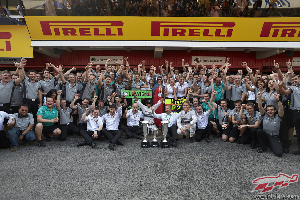 El equipo Mercedes celebra el doblete en España