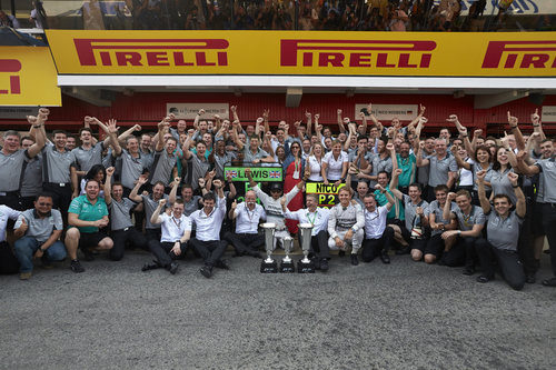 El equipo Mercedes celebra el doblete en España