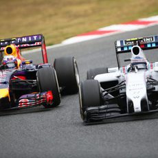 Daniel Ricciardo se lanza a por Valtteri Bottas