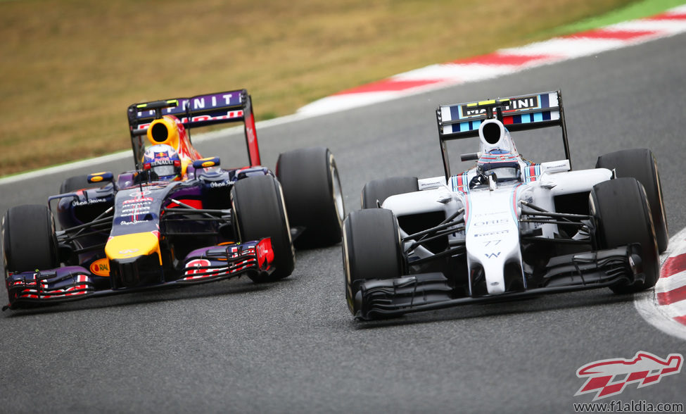 Daniel Ricciardo se lanza a por Valtteri Bottas