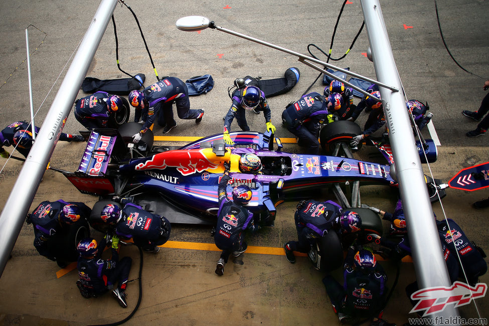 Neumático duro para Sebastian Vettel en su primera parada