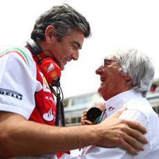 Marco Mattiacci y Bernie Ecclestone en la parrilla de salida