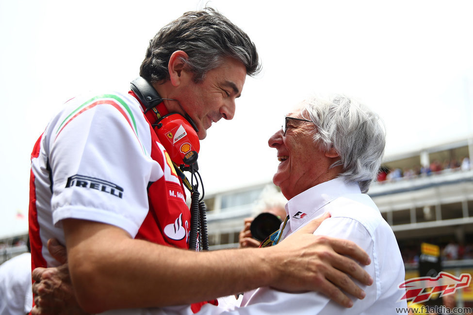 Marco Mattiacci y Bernie Ecclestone en la parrilla de salida