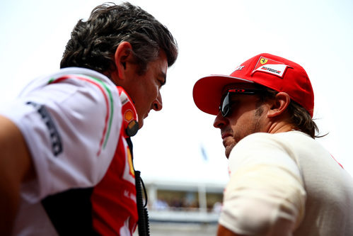 Fernando Alonso charla con Marco Mattiacci