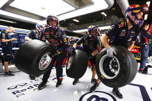 Los mecánicos de Red Bull corren para realizar una parada