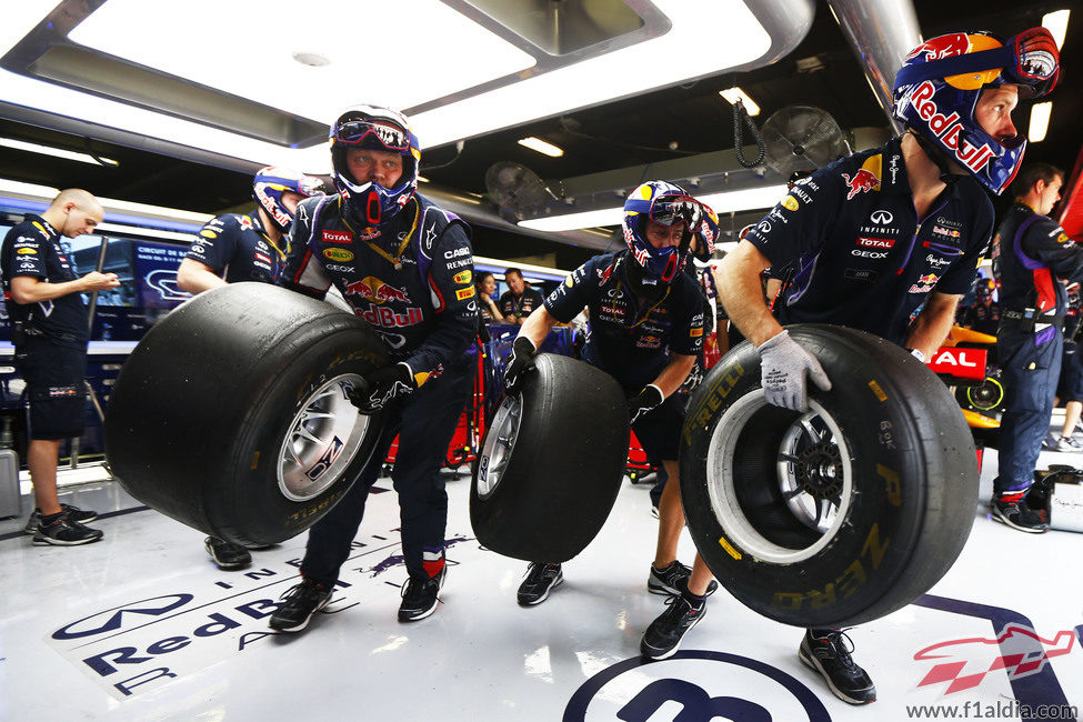 Los mecánicos de Red Bull corren para realizar una parada