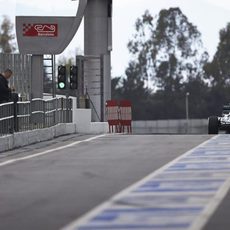 Lewis Hamilton abandona la calle de boxes