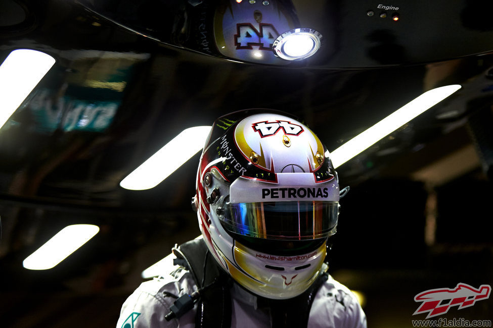 Casco iluminado de Lewis Hamilton