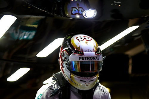 Casco iluminado de Lewis Hamilton