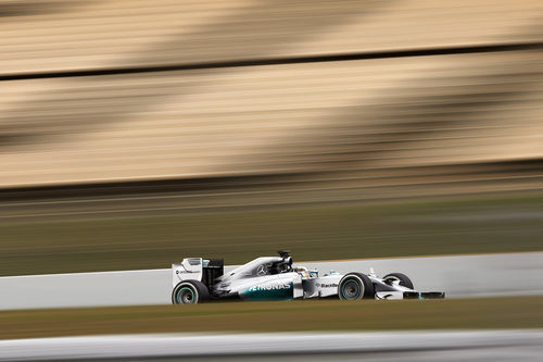 Lewis Hamilton completó 79 vueltas en los test