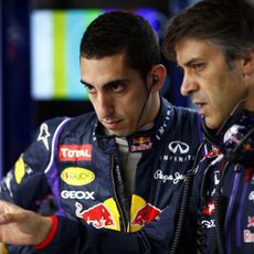 Charla técnica entre Sébastien Buemi y un ingeniero