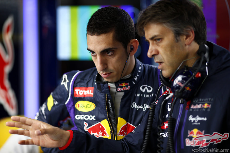 Charla técnica entre Sébastien Buemi y un ingeniero