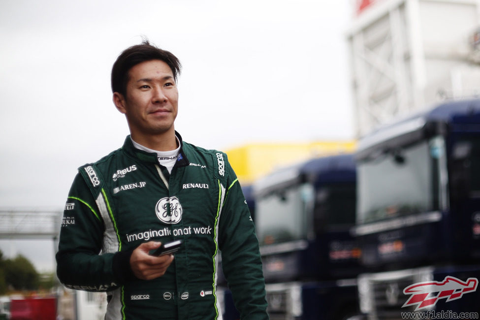 Kamui Kobayashi no se separa del móvil