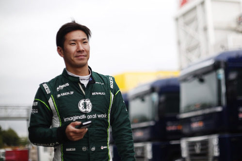 Kamui Kobayashi no se separa del móvil