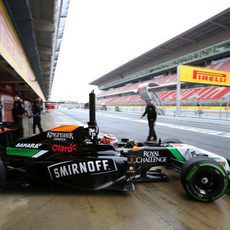 Nico Hülkenberg sale de boxes con el compuesto de lluvia extrema