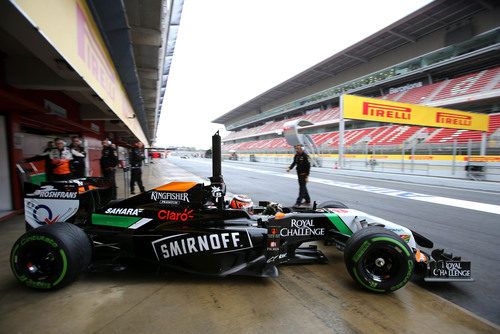 Nico Hülkenberg sale de boxes con el compuesto de lluvia extrema