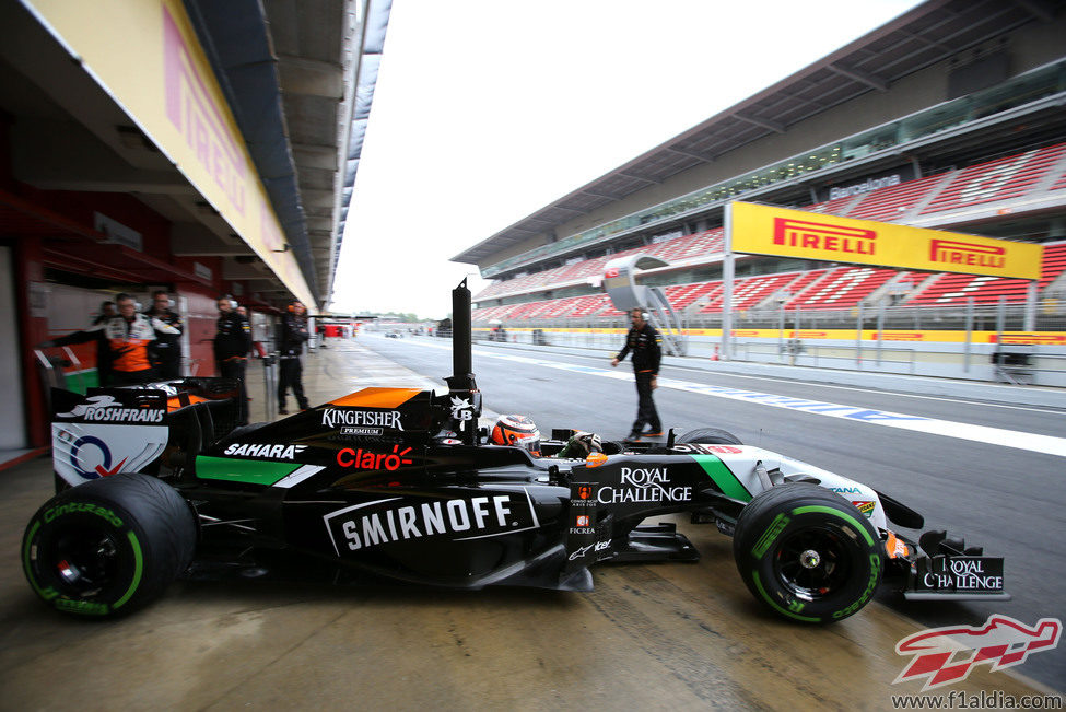 Nico Hülkenberg sale de boxes con el compuesto de lluvia extrema