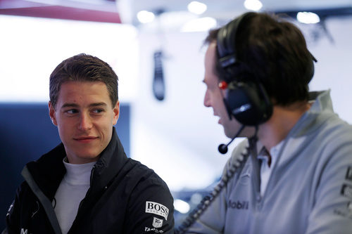 Stoffel Vandoorne, fuera del coche en el box de McLaren