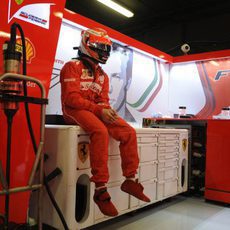 Kimi Räikkönen espera para salir a pista
