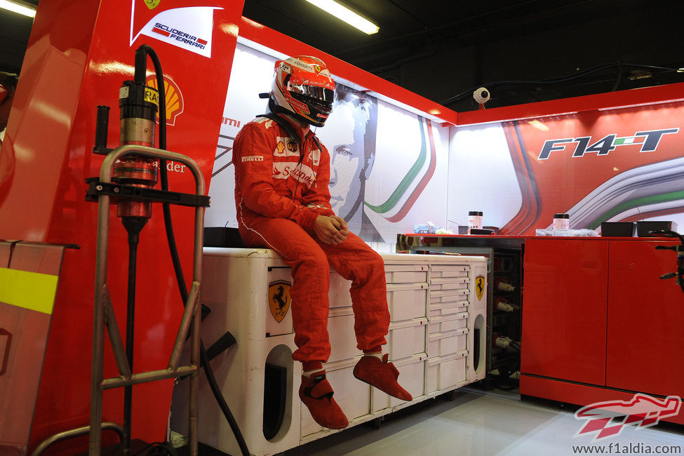 Kimi Räikkönen espera para salir a pista
