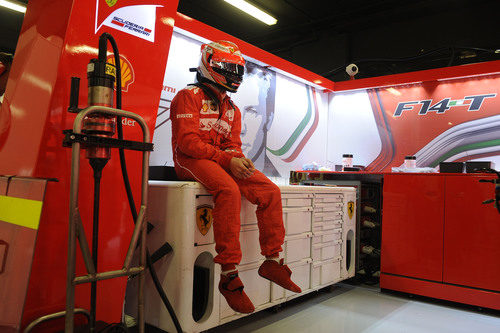 Kimi Räikkönen espera para salir a pista