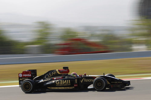 Pastor Maldonado evaluando los neumáticos medios