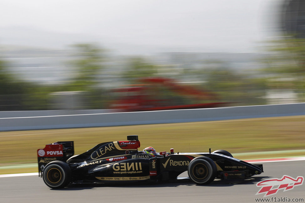 Pastor Maldonado evaluando los neumáticos medios