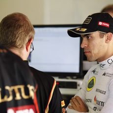 Pastor Maldonado hablando con su ingeniero