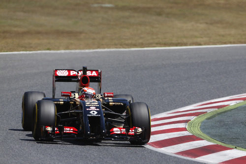 Pastor Maldonado trazando una curva con los neumáticos blandos