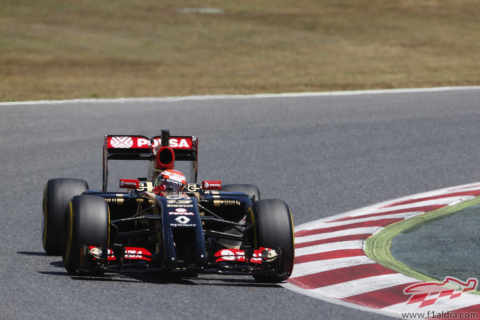 Pastor Maldonado trazando una curva con los neumáticos blandos