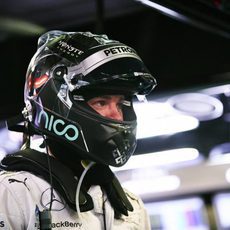 Nico Rosberg en el garaje a punto de subirse al coche