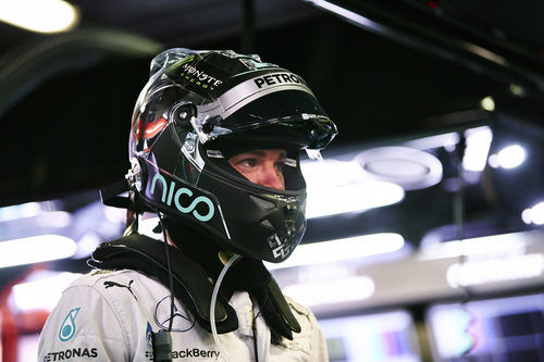 Nico Rosberg en el garaje a punto de subirse al coche