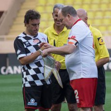 Fernando Alonso y el príncipe Alberto II, en el terreno de juego