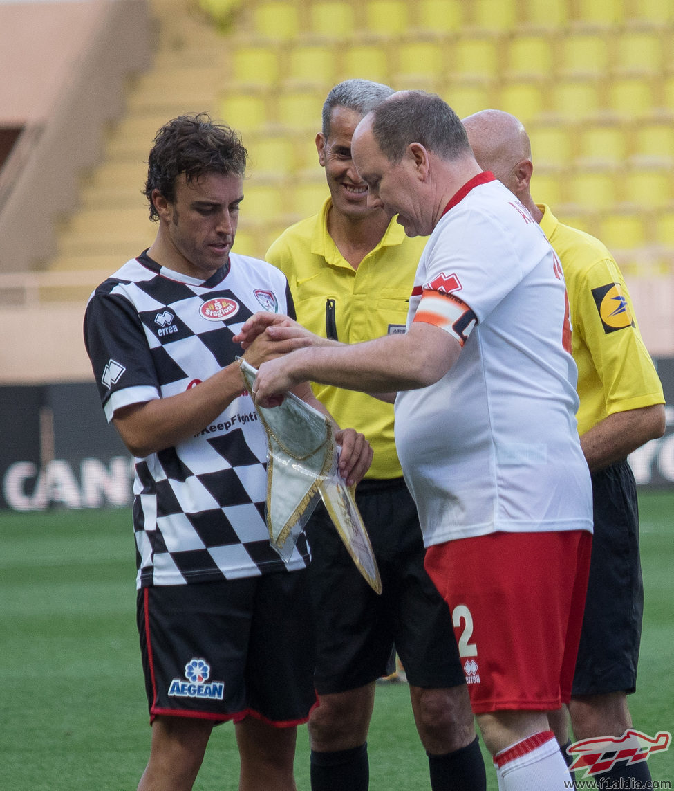 Fernando Alonso y el príncipe Alberto II, en el terreno de juego