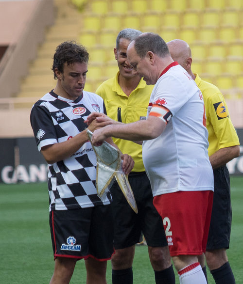 Fernando Alonso y el príncipe Alberto II, en el terreno de juego