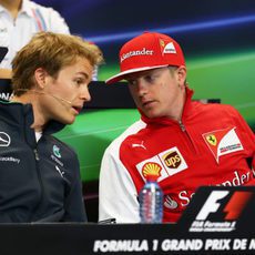 Kimi Räikkönen y Nico Rosberg intercambian comentarios