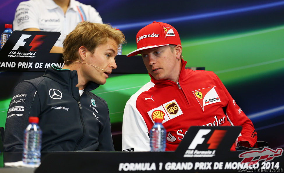 Kimi Räikkönen y Nico Rosberg intercambian comentarios