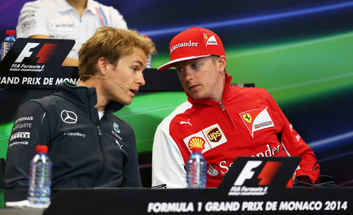 Kimi Räikkönen y Nico Rosberg intercambian comentarios