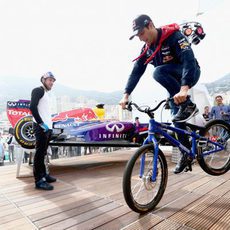 Daniel Ricciardo se exhibe con la bicicleta