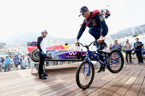 Daniel Ricciardo se exhibe con la bicicleta
