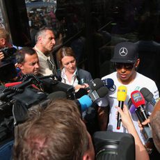 Lewis Hamilton atiende a la prensa en el Principado