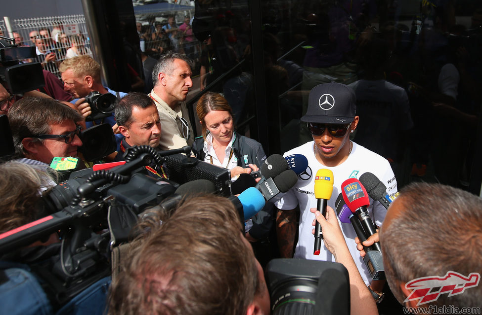 Lewis Hamilton atiende a la prensa en el Principado