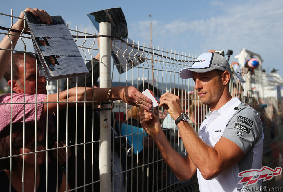 Jenson Button firma autógrafos a los fans