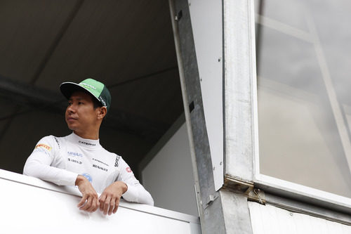 Kamui Kobayashi observa los toros desde la barrera