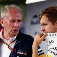 Helmut Marko y Sebastian Vettel, en el box de Red Bull