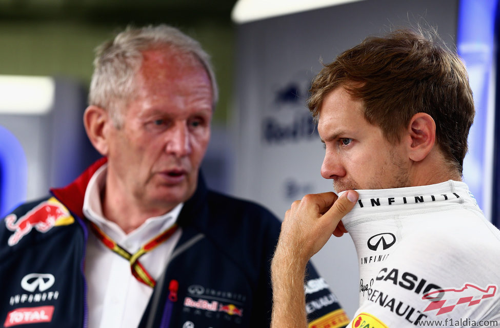 Helmut Marko y Sebastian Vettel, en el box de Red Bull