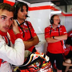 Jules Bianchi espera a que la pista se seque en los Libres 2