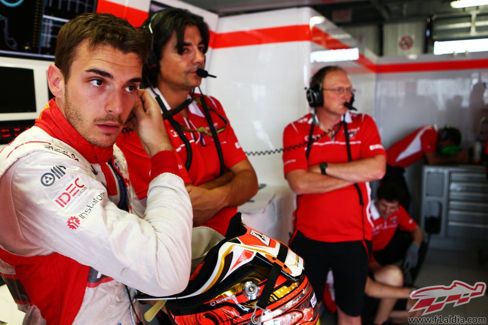 Jules Bianchi espera a que la pista se seque en los Libres 2